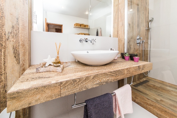 A clean, modern bathroom is laid out here showing what the room can offer when everything is organized well.