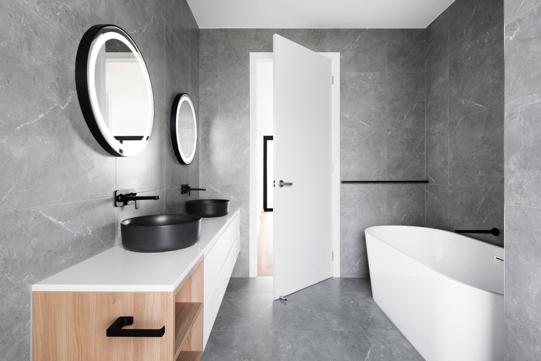 Modern bathroom with a mostly grayscale color scheme 